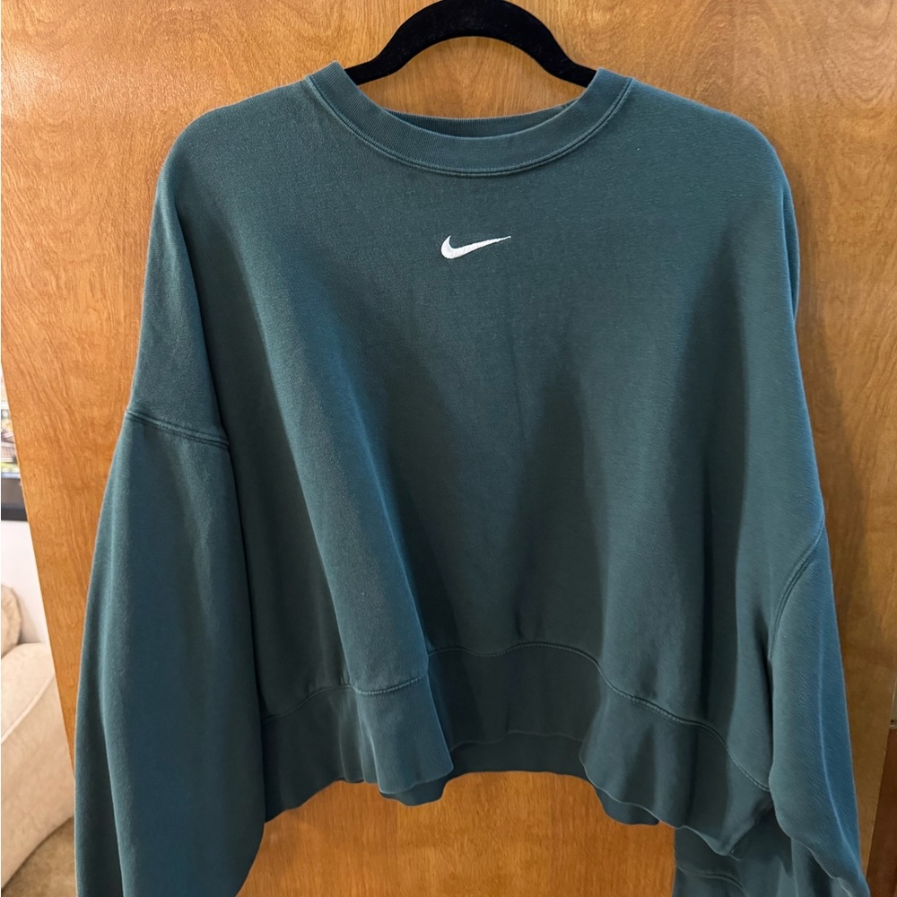 Nike Women’s Oversized Fleece Crew Sweatshirt. Green. Large